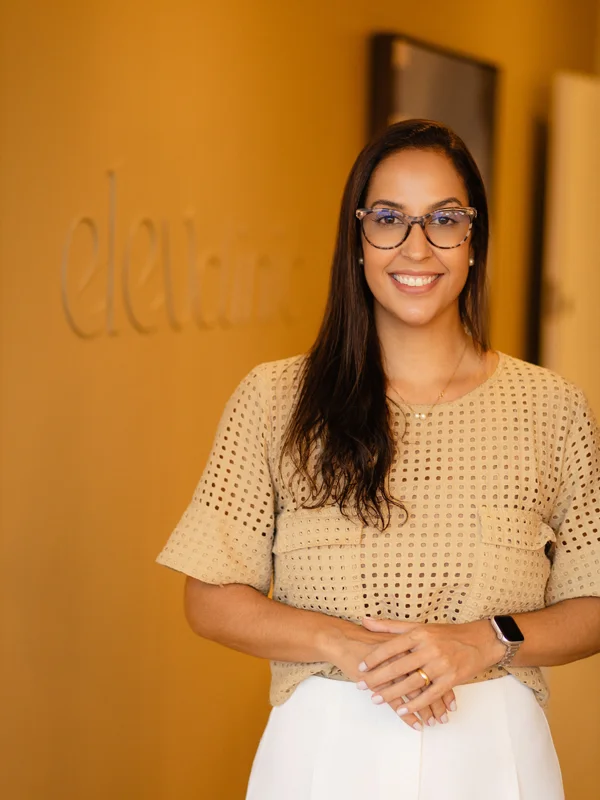 Dra. Fernanda Telles em seu consultório